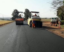 A PR-239 e a PR-317, na região Oeste, passam por serviços de conservação que vão beneficiar cerca de 50 mil pessoas. São executadas a reperfilagem, que consiste na aplicação de Concreto Betuminoso Usinado a Quente (CBUQ), e compactação desse material em pontos críticos da rodovia para resolver problemas como buracos e deformações.Foto: Divulgação/DER