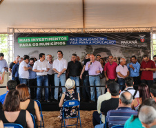 O governador Carlos Massa Ratinho Junior inaugura nesta quinta-feira (12), o Meu Campinho de Santa Cruz de Monte Castelo, no Noroeste do Paraná. Programa da Secretaria de Estado do Desenvolvimento Urbano e Obras Públicas, o Meu Campinho grama sintética, iluminação e segurança para a prática esportiva e de recreação de crianças e adolescentes, em horários em que não estão na escola. Santa Cruz do Monte Castelo, 12/09/2019 -  Foto: Geraldo Bubniak/AEN