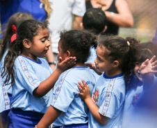 O governador Carlos Massa Ratinho Junior inaugura nesta quinta-feira (12), o Meu Campinho de Santa Cruz de Monte Castelo, no Noroeste do Paraná. Programa da Secretaria de Estado do Desenvolvimento Urbano e Obras Públicas, o Meu Campinho grama sintética, iluminação e segurança para a prática esportiva e de recreação de crianças e adolescentes, em horários em que não estão na escola. Santa Cruz do Monte Castelo, 12/09/2019 -  Foto: Geraldo Bubniak/AEN