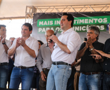 O governador Carlos Massa Ratinho Junior inaugura nesta quinta-feira (12), o Meu Campinho de Santa Cruz de Monte Castelo, no Noroeste do Paraná. Programa da Secretaria de Estado do Desenvolvimento Urbano e Obras Públicas, o Meu Campinho grama sintética, iluminação e segurança para a prática esportiva e de recreação de crianças e adolescentes, em horários em que não estão na escola. Santa Cruz do Monte Castelo, 12/09/2019 -  Foto: Geraldo Bubniak/AEN
