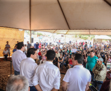 O governador Carlos Massa Ratinho Junior inaugura nesta quinta-feira (12), o Meu Campinho de Santa Cruz de Monte Castelo, no Noroeste do Paraná. Programa da Secretaria de Estado do Desenvolvimento Urbano e Obras Públicas, o Meu Campinho grama sintética, iluminação e segurança para a prática esportiva e de recreação de crianças e adolescentes, em horários em que não estão na escola. Santa Cruz do Monte Castelo, 12/09/2019 -  Foto: Geraldo Bubniak/AEN