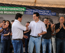 O governador Carlos Massa Ratinho Junior inaugura nesta quinta-feira (12), o Meu Campinho de Santa Cruz de Monte Castelo, no Noroeste do Paraná. Programa da Secretaria de Estado do Desenvolvimento Urbano e Obras Públicas, o Meu Campinho grama sintética, iluminação e segurança para a prática esportiva e de recreação de crianças e adolescentes, em horários em que não estão na escola. Santa Cruz do Monte Castelo, 12/09/2019 -  Foto: Geraldo Bubniak/AEN