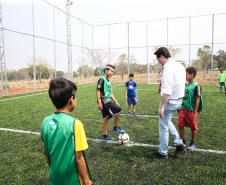 O governador Carlos Massa Ratinho Junior inaugura nesta quinta-feira (12), o Meu Campinho de Santa Cruz de Monte Castelo, no Noroeste do Paraná. Programa da Secretaria de Estado do Desenvolvimento Urbano e Obras Públicas, o Meu Campinho grama sintética, iluminação e segurança para a prática esportiva e de recreação de crianças e adolescentes, em horários em que não estão na escola. Santa Cruz do Monte Castelo, 12/09/2019 -  Foto: Geraldo Bubniak/AEN