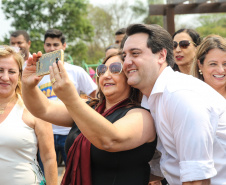 O governador Carlos Massa Ratinho Junior inaugura nesta quinta-feira (12), o Meu Campinho de Santa Cruz de Monte Castelo, no Noroeste do Paraná. Programa da Secretaria de Estado do Desenvolvimento Urbano e Obras Públicas, o Meu Campinho grama sintética, iluminação e segurança para a prática esportiva e de recreação de crianças e adolescentes, em horários em que não estão na escola. Santa Cruz do Monte Castelo, 12/09/2019 -  Foto: Geraldo Bubniak/AEN