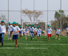 O governador Carlos Massa Ratinho Junior inaugura nesta quinta-feira (12), o Meu Campinho de Santa Cruz de Monte Castelo, no Noroeste do Paraná. Programa da Secretaria de Estado do Desenvolvimento Urbano e Obras Públicas, o Meu Campinho grama sintética, iluminação e segurança para a prática esportiva e de recreação de crianças e adolescentes, em horários em que não estão na escola. 