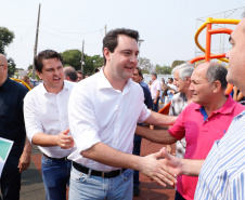 O governador Carlos Massa Ratinho Junior inaugura nesta quinta-feira (12), o Meu Campinho de Santa Cruz de Monte Castelo, no Noroeste do Paraná. Programa da Secretaria de Estado do Desenvolvimento Urbano e Obras Públicas, o Meu Campinho grama sintética, iluminação e segurança para a prática esportiva e de recreação de crianças e adolescentes, em horários em que não estão na escola. Santa Cruz do Monte Castelo, 12/09/2019 -