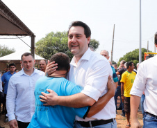 O governador Carlos Massa Ratinho Junior inaugura nesta quinta-feira (12), o Meu Campinho de Santa Cruz de Monte Castelo, no Noroeste do Paraná. Programa da Secretaria de Estado do Desenvolvimento Urbano e Obras Públicas, o Meu Campinho grama sintética, iluminação e segurança para a prática esportiva e de recreação de crianças e adolescentes, em horários em que não estão na escola. 