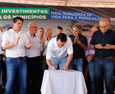 O governador Carlos Massa Ratinho Junior inaugura nesta quinta-feira (12), o Meu Campinho de Santa Cruz de Monte Castelo, no Noroeste do Paraná. Programa da Secretaria de Estado do Desenvolvimento Urbano e Obras Públicas, o Meu Campinho grama sintética, iluminação e segurança para a prática esportiva e de recreação de crianças e adolescentes, em horários em que não estão na escola. 