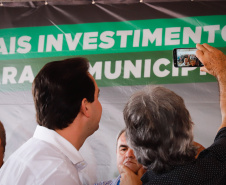 O governador Carlos Massa Ratinho Junior inaugura nesta quinta-feira (12), o Meu Campinho de Santa Cruz de Monte Castelo, no Noroeste do Paraná. Programa da Secretaria de Estado do Desenvolvimento Urbano e Obras Públicas, o Meu Campinho grama sintética, iluminação e segurança para a prática esportiva e de recreação de crianças e adolescentes, em horários em que não estão na escola. 