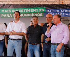 O governador Carlos Massa Ratinho Junior inaugura nesta quinta-feira (12), o Meu Campinho de Santa Cruz de Monte Castelo, no Noroeste do Paraná. Programa da Secretaria de Estado do Desenvolvimento Urbano e Obras Públicas, o Meu Campinho grama sintética, iluminação e segurança para a prática esportiva e de recreação de crianças e adolescentes, em horários em que não estão na escola. 