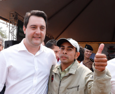 O governador Carlos Massa Ratinho Junior inaugura nesta quinta-feira (12), o Meu Campinho de Santa Cruz de Monte Castelo, no Noroeste do Paraná. Programa da Secretaria de Estado do Desenvolvimento Urbano e Obras Públicas, o Meu Campinho grama sintética, iluminação e segurança para a prática esportiva e de recreação de crianças e adolescentes, em horários em que não estão na escola. 