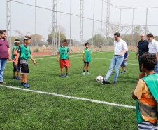 O governador Carlos Massa Ratinho Junior inaugura nesta quinta-feira (12), o Meu Campinho de Santa Cruz de Monte Castelo, no Noroeste do Paraná. Programa da Secretaria de Estado do Desenvolvimento Urbano e Obras Públicas, o Meu Campinho grama sintética, iluminação e segurança para a prática esportiva e de recreação de crianças e adolescentes, em horários em que não estão na escola. 