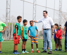 O governador Carlos Massa Ratinho Junior inaugura nesta quinta-feira (12), o Meu Campinho de Santa Cruz de Monte Castelo, no Noroeste do Paraná. Programa da Secretaria de Estado do Desenvolvimento Urbano e Obras Públicas, o Meu Campinho grama sintética, iluminação e segurança para a prática esportiva e de recreação de crianças e adolescentes, em horários em que não estão na escola. Santa Cruz do Monte Castelo, 12/09/2019 -