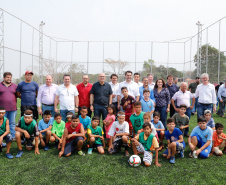 O governador Carlos Massa Ratinho Junior inaugura nesta quinta-feira (12), o Meu Campinho de Santa Cruz de Monte Castelo, no Noroeste do Paraná. Programa da Secretaria de Estado do Desenvolvimento Urbano e Obras Públicas, o Meu Campinho grama sintética, iluminação e segurança para a prática esportiva e de recreação de crianças e adolescentes, em horários em que não estão na escola. 