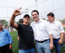 O governador Carlos Massa Ratinho Junior inaugura nesta quinta-feira (12), o Meu Campinho de Santa Cruz de Monte Castelo, no Noroeste do Paraná. Programa da Secretaria de Estado do Desenvolvimento Urbano e Obras Públicas, o Meu Campinho grama sintética, iluminação e segurança para a prática esportiva e de recreação de crianças e adolescentes, em horários em que não estão na escola. 