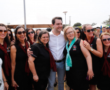 O governador Carlos Massa Ratinho Junior inaugura nesta quinta-feira (12), o Meu Campinho de Santa Cruz de Monte Castelo, no Noroeste do Paraná. Programa da Secretaria de Estado do Desenvolvimento Urbano e Obras Públicas, o Meu Campinho grama sintética, iluminação e segurança para a prática esportiva e de recreação de crianças e adolescentes, em horários em que não estão na escola. 