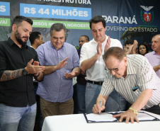O governador Carlos Massa Ratinho Junior autorizou nesta quinta-feira (12) a liberação de cerca de R$ 20,9 milhões para a ampliação do atendimento da Santa Casa de Paranavaí. Do total, R$ 19,6 milhões são para aquisição de equipamentos para a nova ala do hospital, a Unidade Morumbi. O restante será usado na construção da área que receberá o laboratório de Análises Clínicas do complexo. Foto: José Fernando Ogura/AEN