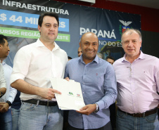 Obras de pavimentação de ruas, construção de praças e de barracão industrial estão entre os projetos que 26 municípios do Noroeste do Paraná farão com apoio do Estado. Os recursos somam R$ 44 milhões e foram confirmados pelo governador Carlos Massa Ratinho Junior nesta quinta-feira (12) durante encontro com os prefeitos, em Paranavaí. No mesmo evento, o governador autorizou recursos para equipamentos e obras na nova unidade da Santa Casa de Paranavaí. Foto: José Fernando Ogura/AEN