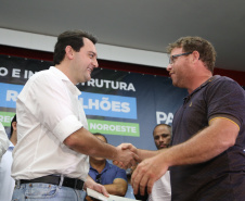 Obras de pavimentação de ruas, construção de praças e de barracão industrial estão entre os projetos que 26 municípios do Noroeste do Paraná farão com apoio do Estado. Os recursos somam R$ 44 milhões e foram confirmados pelo governador Carlos Massa Ratinho Junior nesta quinta-feira (12) durante encontro com os prefeitos, em Paranavaí. No mesmo evento, o governador autorizou recursos para equipamentos e obras na nova unidade da Santa Casa de Paranavaí. Foto: José Fernando Ogura/AEN