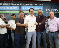Obras de pavimentação de ruas, construção de praças e de barracão industrial estão entre os projetos que 26 municípios do Noroeste do Paraná farão com apoio do Estado. Os recursos somam R$ 44 milhões e foram confirmados pelo governador Carlos Massa Ratinho Junior nesta quinta-feira (12) durante encontro com os prefeitos, em Paranavaí. No mesmo evento, o governador autorizou recursos para equipamentos e obras na nova unidade da Santa Casa de Paranavaí. Foto: José Fernando Ogura/AEN