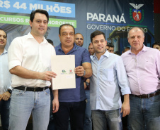 Obras de pavimentação de ruas, construção de praças e de barracão industrial estão entre os projetos que 26 municípios do Noroeste do Paraná farão com apoio do Estado. Os recursos somam R$ 44 milhões e foram confirmados pelo governador Carlos Massa Ratinho Junior nesta quinta-feira (12) durante encontro com os prefeitos, em Paranavaí. No mesmo evento, o governador autorizou recursos para equipamentos e obras na nova unidade da Santa Casa de Paranavaí. Foto: José Fernando Ogura/AEN