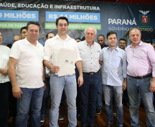 Obras de pavimentação de ruas, construção de praças e de barracão industrial estão entre os projetos que 26 municípios do Noroeste do Paraná farão com apoio do Estado. Os recursos somam R$ 44 milhões e foram confirmados pelo governador Carlos Massa Ratinho Junior nesta quinta-feira (12) durante encontro com os prefeitos, em Paranavaí. No mesmo evento, o governador autorizou recursos para equipamentos e obras na nova unidade da Santa Casa de Paranavaí. Foto: José Fernando Ogura/AEN