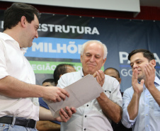 Obras de pavimentação de ruas, construção de praças e de barracão industrial estão entre os projetos que 26 municípios do Noroeste do Paraná farão com apoio do Estado. Os recursos somam R$ 44 milhões e foram confirmados pelo governador Carlos Massa Ratinho Junior nesta quinta-feira (12) durante encontro com os prefeitos, em Paranavaí. No mesmo evento, o governador autorizou recursos para equipamentos e obras na nova unidade da Santa Casa de Paranavaí. Foto: José Fernando Ogura/AEN