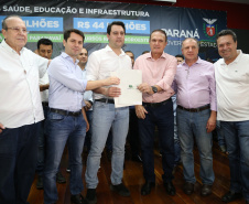 Obras de pavimentação de ruas, construção de praças e de barracão industrial estão entre os projetos que 26 municípios do Noroeste do Paraná farão com apoio do Estado. Os recursos somam R$ 44 milhões e foram confirmados pelo governador Carlos Massa Ratinho Junior nesta quinta-feira (12) durante encontro com os prefeitos, em Paranavaí. No mesmo evento, o governador autorizou recursos para equipamentos e obras na nova unidade da Santa Casa de Paranavaí. Foto: José Fernando Ogura/AEN