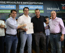 Obras de pavimentação de ruas, construção de praças e de barracão industrial estão entre os projetos que 26 municípios do Noroeste do Paraná farão com apoio do Estado. Os recursos somam R$ 44 milhões e foram confirmados pelo governador Carlos Massa Ratinho Junior nesta quinta-feira (12) durante encontro com os prefeitos, em Paranavaí. No mesmo evento, o governador autorizou recursos para equipamentos e obras na nova unidade da Santa Casa de Paranavaí. Foto: José Fernando Ogura/AEN