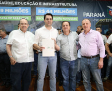 Obras de pavimentação de ruas, construção de praças e de barracão industrial estão entre os projetos que 26 municípios do Noroeste do Paraná farão com apoio do Estado. Os recursos somam R$ 44 milhões e foram confirmados pelo governador Carlos Massa Ratinho Junior nesta quinta-feira (12) durante encontro com os prefeitos, em Paranavaí. No mesmo evento, o governador autorizou recursos para equipamentos e obras na nova unidade da Santa Casa de Paranavaí. Foto: José Fernando Ogura/AEN
