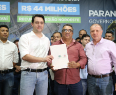 Obras de pavimentação de ruas, construção de praças e de barracão industrial estão entre os projetos que 26 municípios do Noroeste do Paraná farão com apoio do Estado. Os recursos somam R$ 44 milhões e foram confirmados pelo governador Carlos Massa Ratinho Junior nesta quinta-feira (12) durante encontro com os prefeitos, em Paranavaí. No mesmo evento, o governador autorizou recursos para equipamentos e obras na nova unidade da Santa Casa de Paranavaí. Foto: José Fernando Ogura/AEN