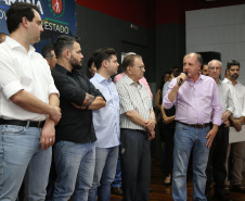 Obras de pavimentação de ruas, construção de praças e de barracão industrial estão entre os projetos que 26 municípios do Noroeste do Paraná farão com apoio do Estado. Os recursos somam R$ 44 milhões e foram confirmados pelo governador Carlos Massa Ratinho Junior nesta quinta-feira (12) durante encontro com os prefeitos, em Paranavaí. No mesmo evento, o governador autorizou recursos para equipamentos e obras na nova unidade da Santa Casa de Paranavaí. Foto: José Fernando Ogura/AEN