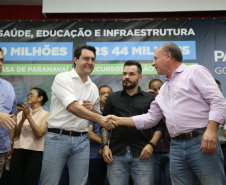 Obras de pavimentação de ruas, construção de praças e de barracão industrial estão entre os projetos que 26 municípios do Noroeste do Paraná farão com apoio do Estado. Os recursos somam R$ 44 milhões e foram confirmados pelo governador Carlos Massa Ratinho Junior nesta quinta-feira (12) durante encontro com os prefeitos, em Paranavaí. No mesmo evento, o governador autorizou recursos para equipamentos e obras na nova unidade da Santa Casa de Paranavaí. Foto: José Fernando Ogura/AEN