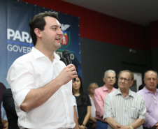 Obras de pavimentação de ruas, construção de praças e de barracão industrial estão entre os projetos que 26 municípios do Noroeste do Paraná farão com apoio do Estado. Os recursos somam R$ 44 milhões e foram confirmados pelo governador Carlos Massa Ratinho Junior nesta quinta-feira (12) durante encontro com os prefeitos, em Paranavaí. No mesmo evento, o governador autorizou recursos para equipamentos e obras na nova unidade da Santa Casa de Paranavaí. Foto: José Fernando Ogura/AEN