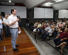 Obras de pavimentação de ruas, construção de praças e de barracão industrial estão entre os projetos que 26 municípios do Noroeste do Paraná farão com apoio do Estado. Os recursos somam R$ 44 milhões e foram confirmados pelo governador Carlos Massa Ratinho Junior nesta quinta-feira (12) durante encontro com os prefeitos, em Paranavaí. No mesmo evento, o governador autorizou recursos para equipamentos e obras na nova unidade da Santa Casa de Paranavaí. Foto: José Fernando Ogura/AEN