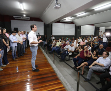 Obras de pavimentação de ruas, construção de praças e de barracão industrial estão entre os projetos que 26 municípios do Noroeste do Paraná farão com apoio do Estado. Os recursos somam R$ 44 milhões e foram confirmados pelo governador Carlos Massa Ratinho Junior nesta quinta-feira (12) durante encontro com os prefeitos, em Paranavaí. No mesmo evento, o governador autorizou recursos para equipamentos e obras na nova unidade da Santa Casa de Paranavaí. Foto: José Fernando Ogura/AEN
