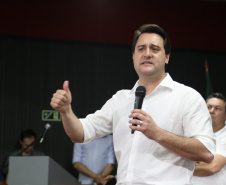 Obras de pavimentação de ruas, construção de praças e de barracão industrial estão entre os projetos que 26 municípios do Noroeste do Paraná farão com apoio do Estado. Os recursos somam R$ 44 milhões e foram confirmados pelo governador Carlos Massa Ratinho Junior nesta quinta-feira (12) durante encontro com os prefeitos, em Paranavaí. No mesmo evento, o governador autorizou recursos para equipamentos e obras na nova unidade da Santa Casa de Paranavaí. Foto: José Fernando Ogura/AEN