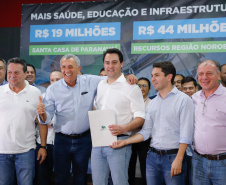 Obras de pavimentação de ruas, construção de praças e de barracão industrial estão entre os projetos que 26 municípios do Noroeste do Paraná farão com apoio do Estado. Os recursos somam R$ 44 milhões e foram confirmados pelo governador Carlos Massa Ratinho Junior nesta quinta-feira (12) durante encontro com os prefeitos, em Paranavaí. No mesmo evento, o governador autorizou recursos para equipamentos e obras na nova unidade da Santa Casa de Paranavaí.