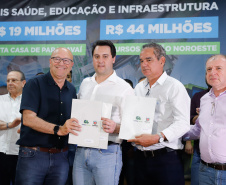 Obras de pavimentação de ruas, construção de praças e de barracão industrial estão entre os projetos que 26 municípios do Noroeste do Paraná farão com apoio do Estado. Os recursos somam R$ 44 milhões e foram confirmados pelo governador Carlos Massa Ratinho Junior nesta quinta-feira (12) durante encontro com os prefeitos, em Paranavaí. No mesmo evento, o governador autorizou recursos para equipamentos e obras na nova unidade da Santa Casa de Paranavaí.