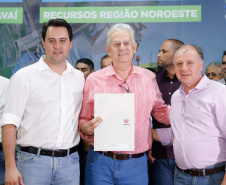 Obras de pavimentação de ruas, construção de praças e de barracão industrial estão entre os projetos que 26 municípios do Noroeste do Paraná farão com apoio do Estado. Os recursos somam R$ 44 milhões e foram confirmados pelo governador Carlos Massa Ratinho Junior nesta quinta-feira (12) durante encontro com os prefeitos, em Paranavaí. No mesmo evento, o governador autorizou recursos para equipamentos e obras na nova unidade da Santa Casa de Paranavaí.