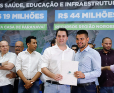 Obras de pavimentação de ruas, construção de praças e de barracão industrial estão entre os projetos que 26 municípios do Noroeste do Paraná farão com apoio do Estado. Os recursos somam R$ 44 milhões e foram confirmados pelo governador Carlos Massa Ratinho Junior nesta quinta-feira (12) durante encontro com os prefeitos, em Paranavaí. No mesmo evento, o governador autorizou recursos para equipamentos e obras na nova unidade da Santa Casa de Paranavaí.
