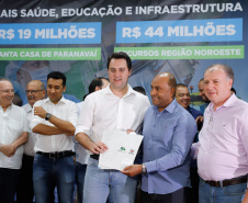 Obras de pavimentação de ruas, construção de praças e de barracão industrial estão entre os projetos que 26 municípios do Noroeste do Paraná farão com apoio do Estado. Os recursos somam R$ 44 milhões e foram confirmados pelo governador Carlos Massa Ratinho Junior nesta quinta-feira (12) durante encontro com os prefeitos, em Paranavaí. No mesmo evento, o governador autorizou recursos para equipamentos e obras na nova unidade da Santa Casa de Paranavaí.