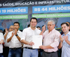 Obras de pavimentação de ruas, construção de praças e de barracão industrial estão entre os projetos que 26 municípios do Noroeste do Paraná farão com apoio do Estado. Os recursos somam R$ 44 milhões e foram confirmados pelo governador Carlos Massa Ratinho Junior nesta quinta-feira (12) durante encontro com os prefeitos, em Paranavaí. No mesmo evento, o governador autorizou recursos para equipamentos e obras na nova unidade da Santa Casa de Paranavaí.
