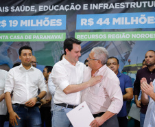 Obras de pavimentação de ruas, construção de praças e de barracão industrial estão entre os projetos que 26 municípios do Noroeste do Paraná farão com apoio do Estado. Os recursos somam R$ 44 milhões e foram confirmados pelo governador Carlos Massa Ratinho Junior nesta quinta-feira (12) durante encontro com os prefeitos, em Paranavaí. No mesmo evento, o governador autorizou recursos para equipamentos e obras na nova unidade da Santa Casa de Paranavaí.