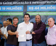 Obras de pavimentação de ruas, construção de praças e de barracão industrial estão entre os projetos que 26 municípios do Noroeste do Paraná farão com apoio do Estado. Os recursos somam R$ 44 milhões e foram confirmados pelo governador Carlos Massa Ratinho Junior nesta quinta-feira (12) durante encontro com os prefeitos, em Paranavaí. No mesmo evento, o governador autorizou recursos para equipamentos e obras na nova unidade da Santa Casa de Paranavaí.