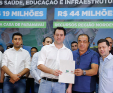 Obras de pavimentação de ruas, construção de praças e de barracão industrial estão entre os projetos que 26 municípios do Noroeste do Paraná farão com apoio do Estado. Os recursos somam R$ 44 milhões e foram confirmados pelo governador Carlos Massa Ratinho Junior nesta quinta-feira (12) durante encontro com os prefeitos, em Paranavaí. No mesmo evento, o governador autorizou recursos para equipamentos e obras na nova unidade da Santa Casa de Paranavaí.