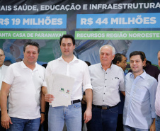 Obras de pavimentação de ruas, construção de praças e de barracão industrial estão entre os projetos que 26 municípios do Noroeste do Paraná farão com apoio do Estado. Os recursos somam R$ 44 milhões e foram confirmados pelo governador Carlos Massa Ratinho Junior nesta quinta-feira (12) durante encontro com os prefeitos, em Paranavaí. No mesmo evento, o governador autorizou recursos para equipamentos e obras na nova unidade da Santa Casa de Paranavaí.