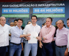 Obras de pavimentação de ruas, construção de praças e de barracão industrial estão entre os projetos que 26 municípios do Noroeste do Paraná farão com apoio do Estado. Os recursos somam R$ 44 milhões e foram confirmados pelo governador Carlos Massa Ratinho Junior nesta quinta-feira (12) durante encontro com os prefeitos, em Paranavaí. No mesmo evento, o governador autorizou recursos para equipamentos e obras na nova unidade da Santa Casa de Paranavaí.