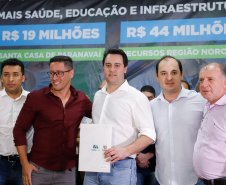 Obras de pavimentação de ruas, construção de praças e de barracão industrial estão entre os projetos que 26 municípios do Noroeste do Paraná farão com apoio do Estado. Os recursos somam R$ 44 milhões e foram confirmados pelo governador Carlos Massa Ratinho Junior nesta quinta-feira (12) durante encontro com os prefeitos, em Paranavaí. No mesmo evento, o governador autorizou recursos para equipamentos e obras na nova unidade da Santa Casa de Paranavaí.