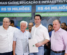 Obras de pavimentação de ruas, construção de praças e de barracão industrial estão entre os projetos que 26 municípios do Noroeste do Paraná farão com apoio do Estado. Os recursos somam R$ 44 milhões e foram confirmados pelo governador Carlos Massa Ratinho Junior nesta quinta-feira (12) durante encontro com os prefeitos, em Paranavaí. No mesmo evento, o governador autorizou recursos para equipamentos e obras na nova unidade da Santa Casa de Paranavaí.